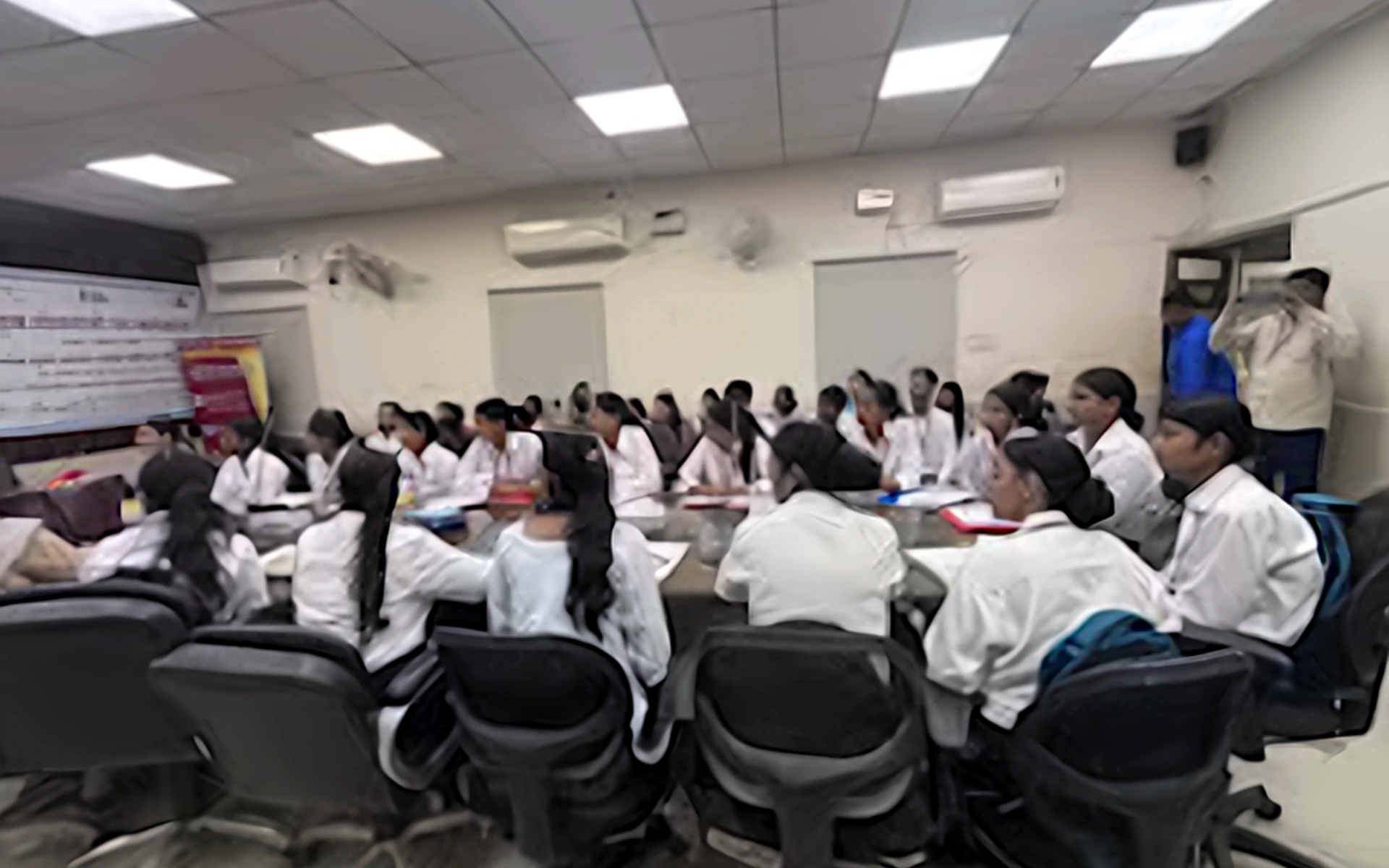 Full coaching classroom at SK Institute in Mangolpuri, Delhi